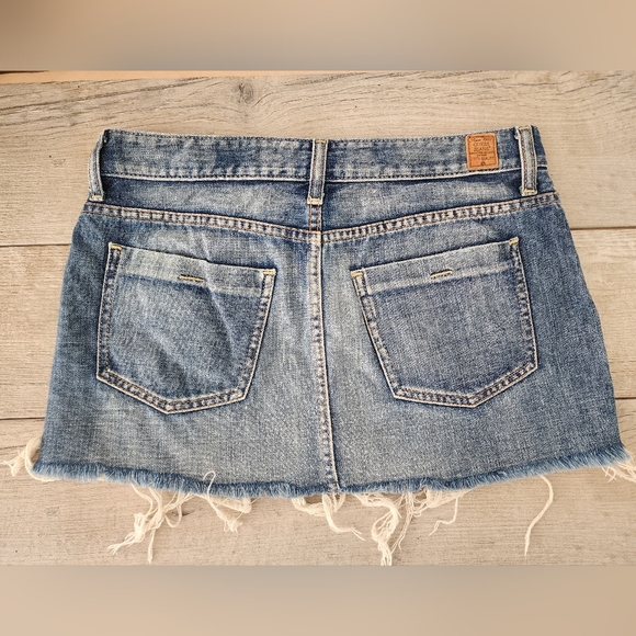 Guess Women's Blue Denim Casual LowRise Mini Skirt Frayed Hem - Picture 2 of 4